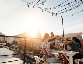 חברים שותים לחיים על הגג